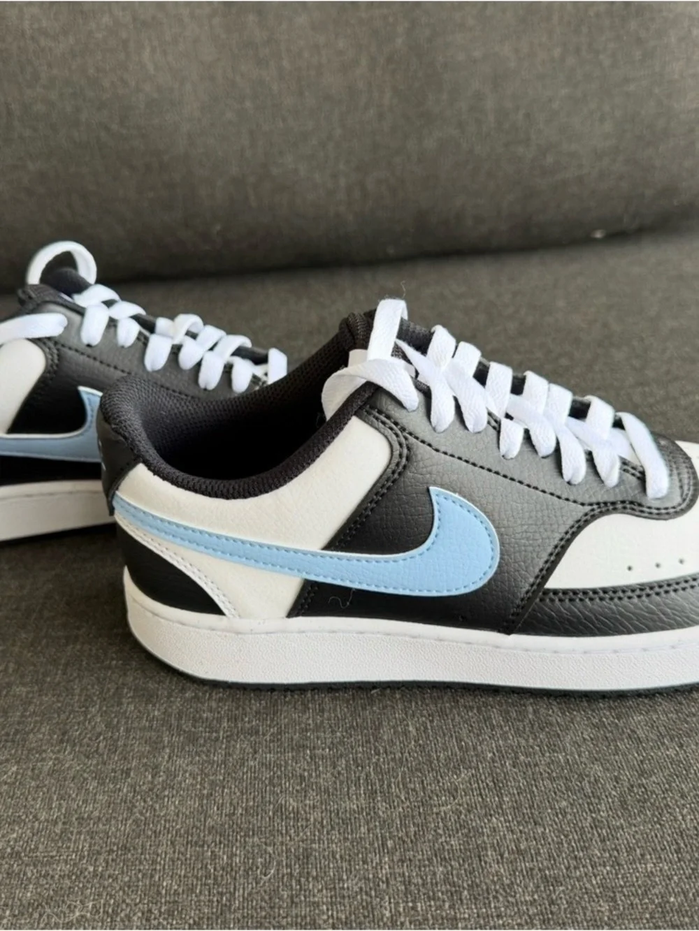 New Nike Low-Top Sneakers in White, Black & Light Blue Swoosh Women’s 7.5